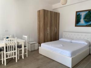 Postel nebo postele na pokoji v ubytování HC Hotel & Suites