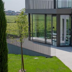 a small tree in front of a house at Stilla Ristorante e Camere in Colognola ai Colli