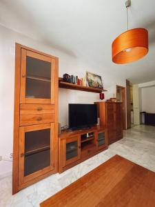 Televízia a/alebo spoločenská miestnosť v ubytovaní Apartamento Playa Arrabassada