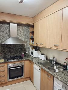 Kuchyňa alebo kuchynka v ubytovaní Apartamento Playa Arrabassada