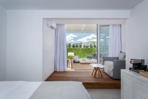 Кровать или кровати в номере Kantouni Beach Boutique Hotel