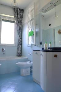 A bathroom at La casa azzurra