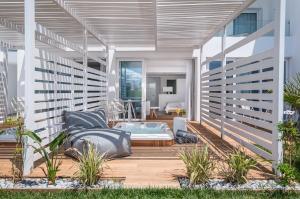 Гостиная зона в Kantouni Beach Boutique Hotel
