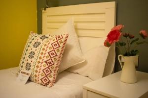 クエンカにあるLa casa de Joseのベッド(枕付)と花瓶