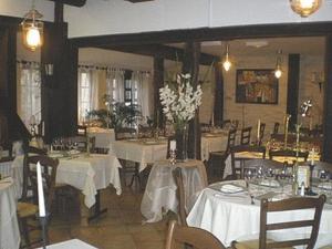 Ein Restaurant oder anderes Speiselokal in der Unterkunft Logis Hotel La Grange Du Relais 