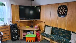 TV a/nebo společenská místnost v ubytování Chata Viktorka