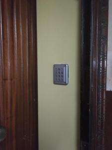 un mando a distancia en una pared junto a una puerta en 21 Armeno, en Nápoles