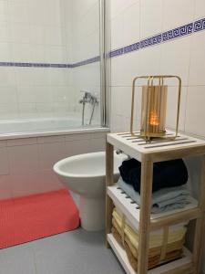 een badkamer met een wastafel, een toilet en een bad bij Mirador de la ría, Isla Cristina in Isla Cristina