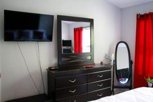 Billede fra billedgalleriet på minutes from downtown 3br stylishhome-free parking i Raleigh