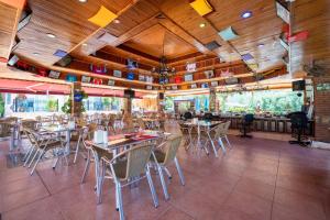 un ristorante con tavoli e sedie e un bar di Hotel Imparator a Oludeniz