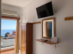 TV a/nebo společenská místnost v ubytování Hotel Galini + 24 fotografií