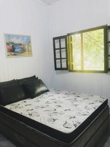 Giường trong phòng chung tại Chalé Mar e Montanha
