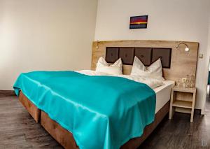 Postel nebo postele na pokoji v ubytování Hotel Steakhouse Am Rathaus + 27 fotografií