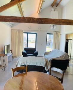 Zimmer mit 2 Betten und einem Tisch in der Unterkunft Landlord in Holsbeek
