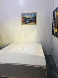 A bed or beds in a room at Chalé Mar e Montanha