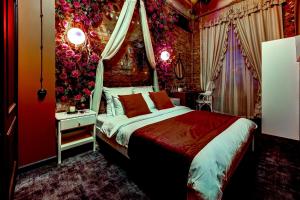 um quarto com uma cama e uma parede coberta de flores em Mysterio Hotel em São Petersburgo