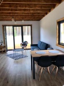 Posezení v ubytování Sworna łąka z zewnętrznym SPA- sauna, jacuzzi, balia