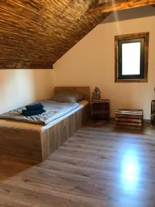 Postel nebo postele na pokoji v ubytování Sworna łąka z zewnętrznym SPA- sauna, jacuzzi, balia