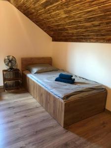 Postel nebo postele na pokoji v ubytování Sworna łąka z zewnętrznym SPA- sauna, jacuzzi, balia