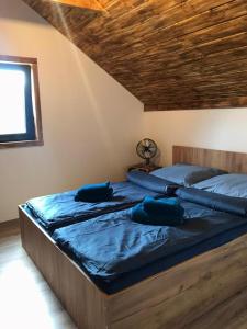 Posteľ alebo postele v izbe v ubytovaní Sworna łąka z zewnętrznym SPA- sauna, jacuzzi, balia