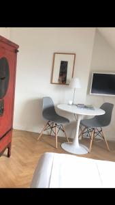 a room with a table and two chairs and a desk at Alberti Bed & Bike in Maastricht