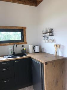 Kuchyň nebo kuchyňský kout v ubytování Sworna łąka z zewnętrznym SPA- sauna, jacuzzi, balia