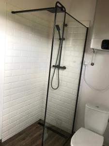 Koupelna v ubytování Sworna łąka z zewnętrznym SPA- sauna, jacuzzi, balia
