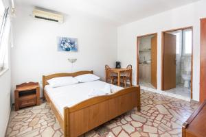 Posteľ alebo postele v izbe v ubytovaní Apartments & Rooms Strčić Petra