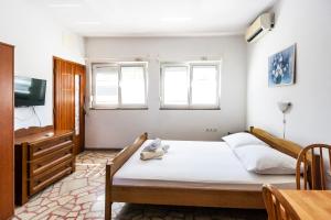 Posteľ alebo postele v izbe v ubytovaní Apartments & Rooms Strčić Petra
