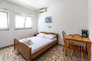 Posteľ alebo postele v izbe v ubytovaní Apartments & Rooms Strčić Petra