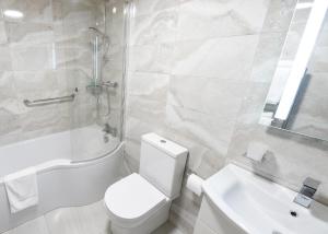 Un baño de Whispering Pines