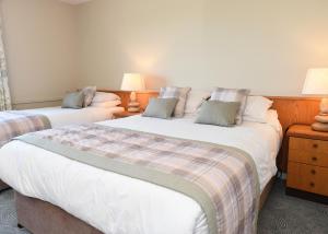 Una cama o camas en una habitación de Whispering Pines