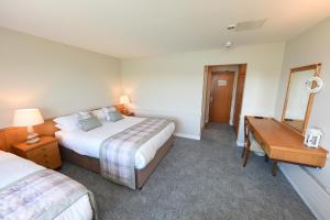 Una cama o camas en una habitación de Whispering Pines