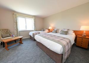 Una cama o camas en una habitación de Whispering Pines