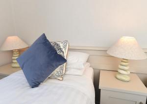 Una cama o camas en una habitación de Whispering Pines
