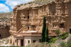 una casa construida en el lado de una montaña en Hábitat Troglodita Almagruz, en Purullena