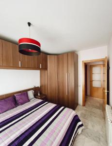 1 dormitorio con 1 cama grande con luz roja en Apartamento Playa Arrabassada, en Tarragona