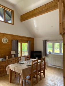 ein Esszimmer mit einem Tisch und Stühlen in der Unterkunft Hatton Lodge in Dunkeld