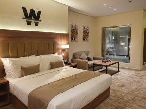 Postel nebo postele na pokoji v ubytování W Suites Hotel
