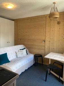 Кровать или кровати в номере Beau studio cabine refait à neuf, Val Claret Curling - CLGTignes