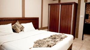 Al Fawanes Hotel Apartments tesisinde bir odada yatak veya yataklar