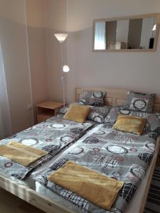 Ένα ή περισσότερα κρεβάτια σε δωμάτιο στο Golden Apartman