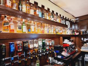un bar rempli de nombreuses bouteilles d'alcool dans l'établissement Roy Bridge Hotel, à Fort William