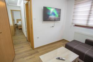 TV in/ali zabaviščno središče v nastanitvi Hotel Pavlović