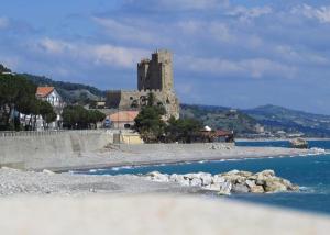 een kasteel aan de oever van een waterlichaam bij Evergreen in Roseto Capo Spulico