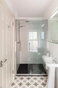 y baño con ducha acristalada y lavamanos. en Lagom Restaurant & Townhouse, en Kenmare