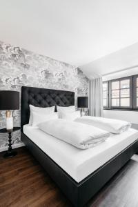 ein Schlafzimmer mit einem großen weißen Bett mit weißen Kissen in der Unterkunft Hotel Riesengebirge in Neuhof an der Zenn
