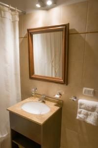 een badkamer met een wastafel en een spiegel bij Departamento del Boulevard in Cordoba