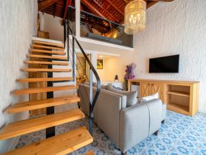 una scala in un soggiorno con divano e TV di Hotel Imparator a Oludeniz