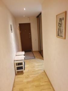 um corredor com um quarto com uma cadeira e uma porta em Butas Nidos centre em Nida